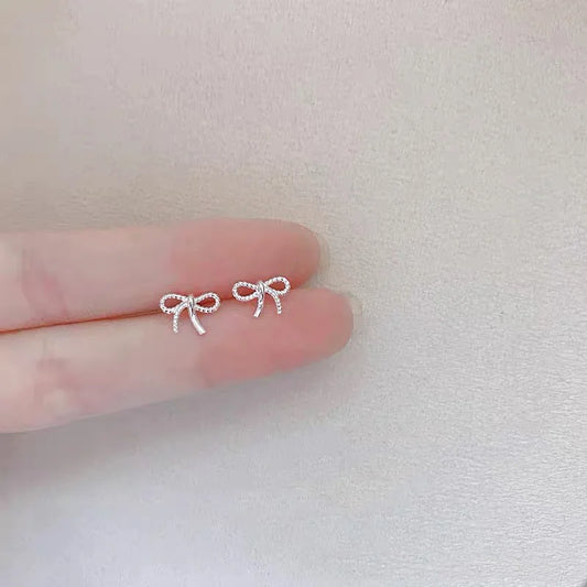 Pequeños Destellos: Mini Studs en Plata con Diseños Delicados