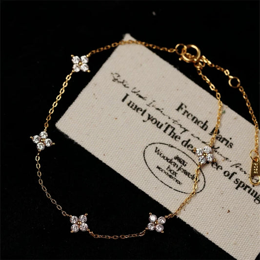 Flores Eternas: Pulsera en Plata u Oro con Detalles Florales
