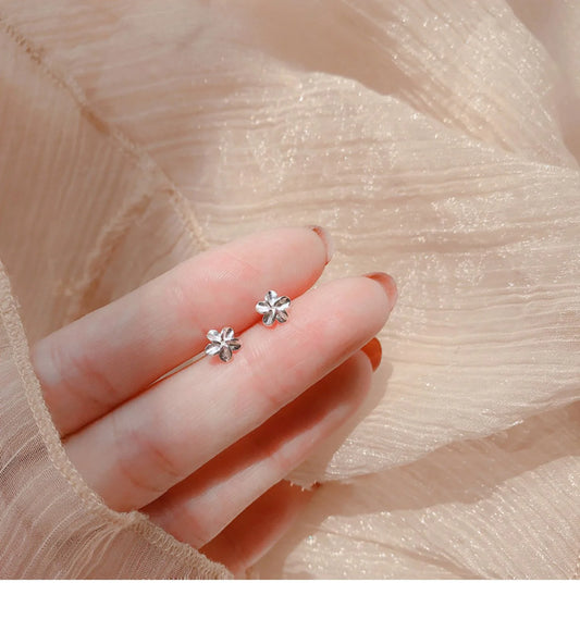 Pequeños Destellos: Mini Studs en Plata con Diseños Delicados