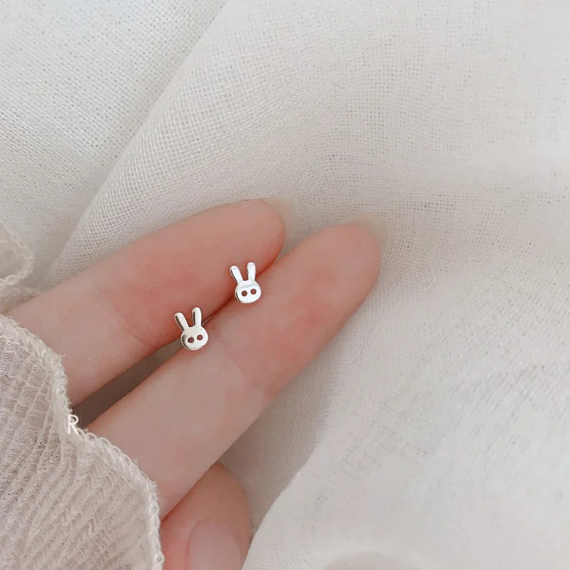 Pequeños Destellos: Mini Studs en Plata con Diseños Delicados