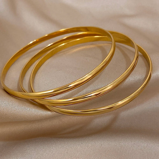 Trinidad Dorada: Bangle de Tres Aros Unidos en Acabado Oro