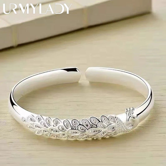 Alas de Plata: Pulsera Abierta con Detalles de Plumas