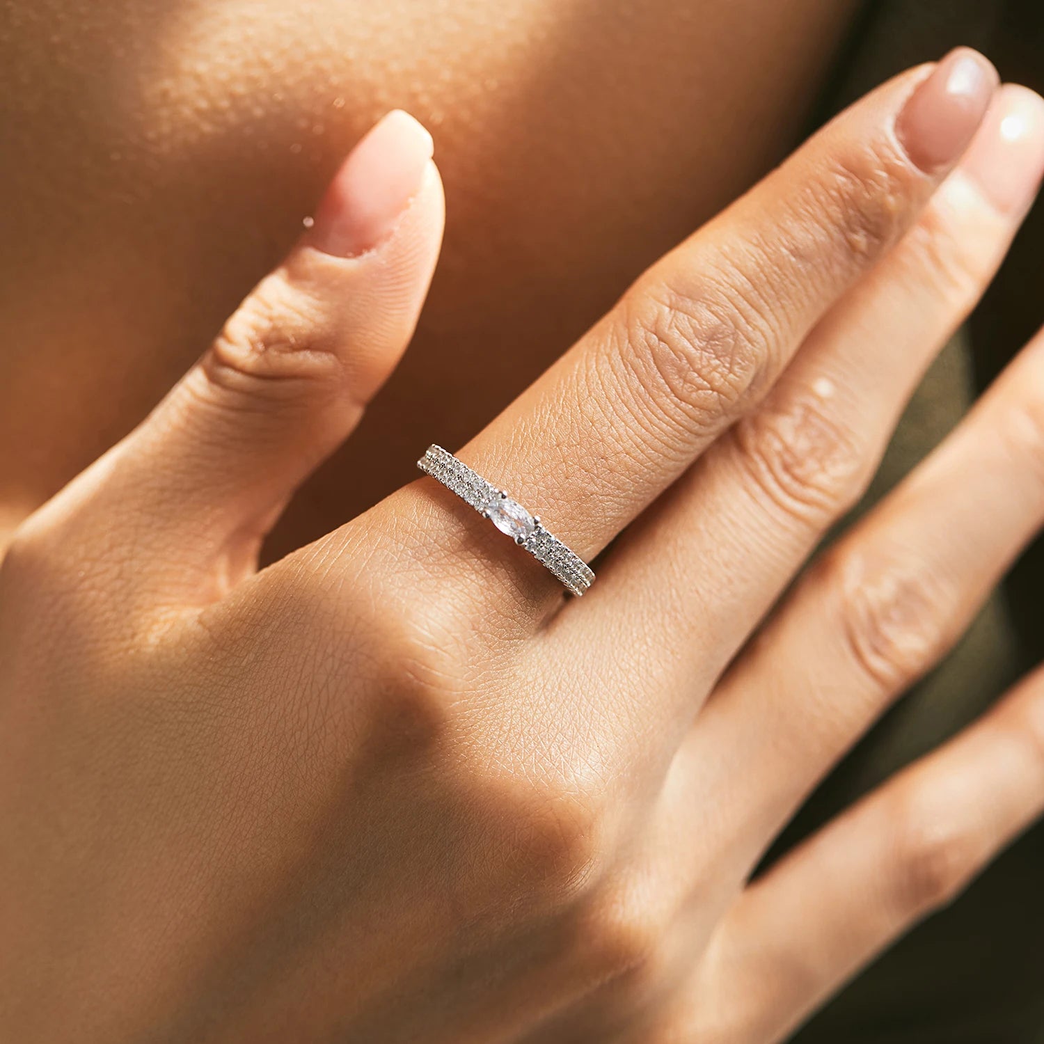 Centro Radiante: Anillo en Plata con Zirconia Rectangular y Halo Brillante