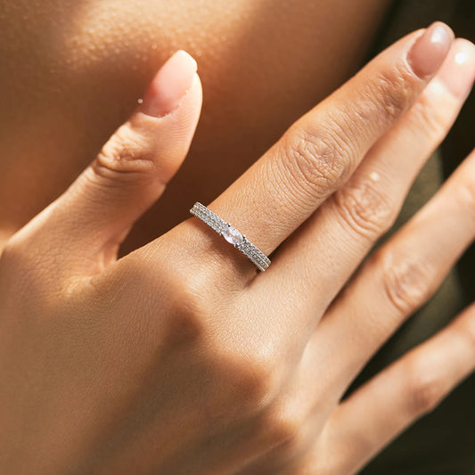 Centro Radiante: Anillo en Plata con Zirconia Rectangular y Halo Brillante
