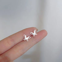 Pequeños Destellos: Mini Studs en Plata con Diseños Delicados