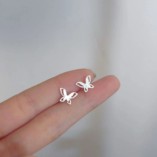 Pequeños Destellos: Mini Studs en Plata con Diseños Delicados