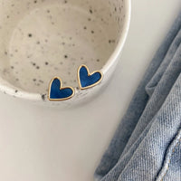 Corazones con Color: Mini Studs Esmaltados en Azul, Negro o Blanco