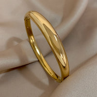 Círculo Perfecto: Bangle en Plata u Oro de Estilo Atemporal