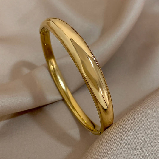 Círculo Perfecto: Bangle en Plata u Oro de Estilo Atemporal