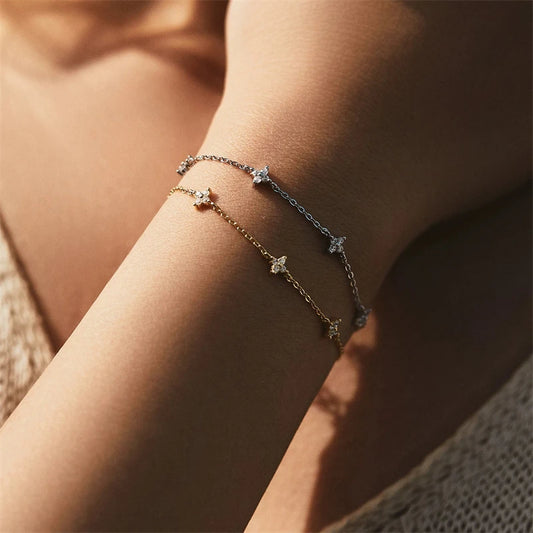 Flores Eternas: Pulsera en Plata u Oro con Detalles Florales
