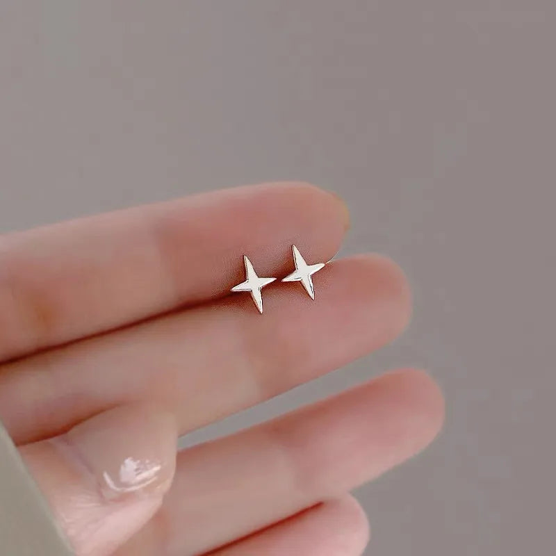 Pequeños Destellos: Mini Studs en Plata con Diseños Delicados