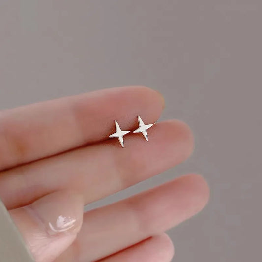 Pequeños Destellos: Mini Studs en Plata con Diseños Delicados