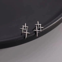 Pequeños Destellos: Mini Studs en Plata con Diseños Delicados