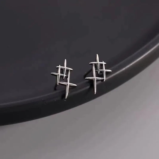 Pequeños Destellos: Mini Studs en Plata con Diseños Delicados