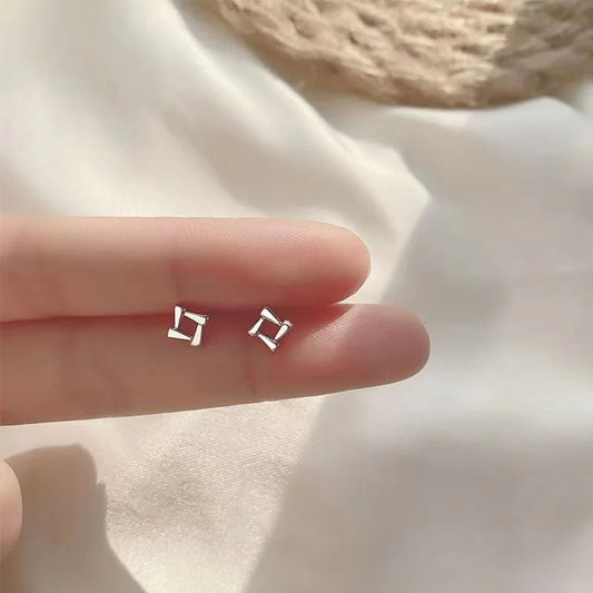 Pequeños Destellos: Mini Studs en Plata con Diseños Delicados