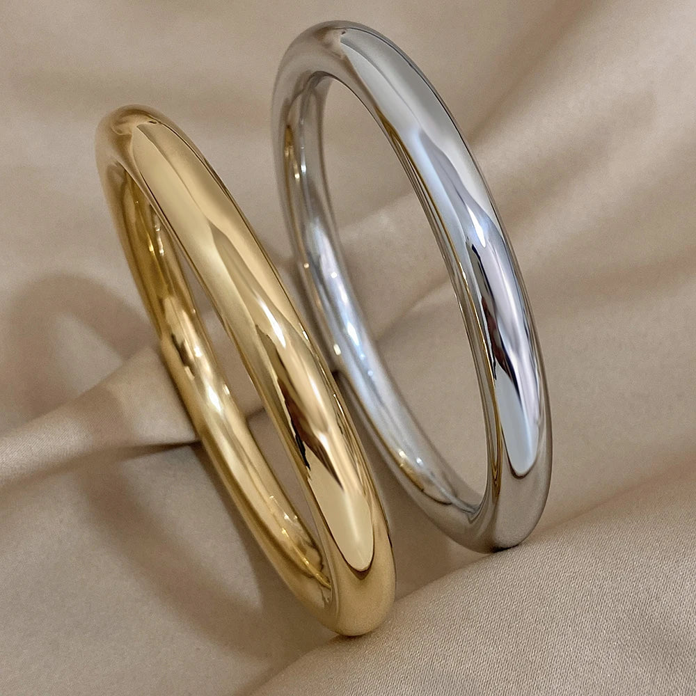 Círculo Perfecto: Bangle en Plata u Oro de Estilo Atemporal