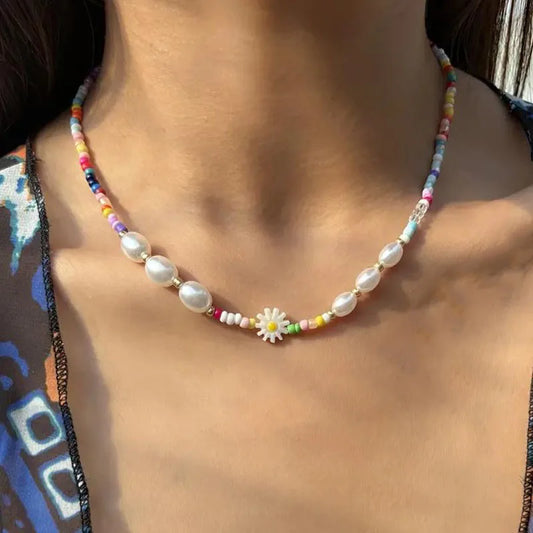 Joya Viva: Collar con Mezcla de Perlas y Detalles Decorativos