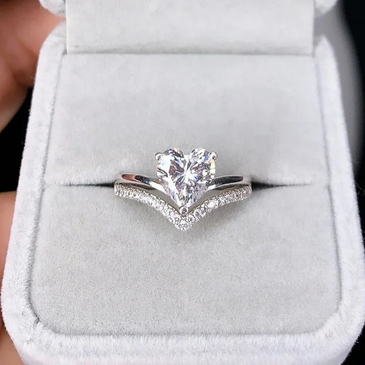 Un Solo Latido: Anillo en Plata con Solitario en Forma de Corazón