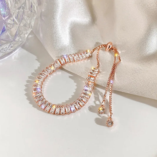Arte en Movimiento: Pulsera en Plata con Zirconias Variadas y Detalles en Cadenas
