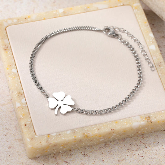Suerte Brillante: Pulsera en Plata u Oro con Charm de Trébol de Cuatro Hojas