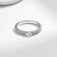 Centro Radiante: Anillo en Plata con Zirconia Rectangular y Halo Brillante