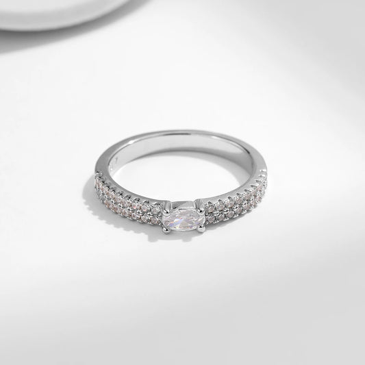 Centro Radiante: Anillo en Plata con Zirconia Rectangular y Halo Brillante