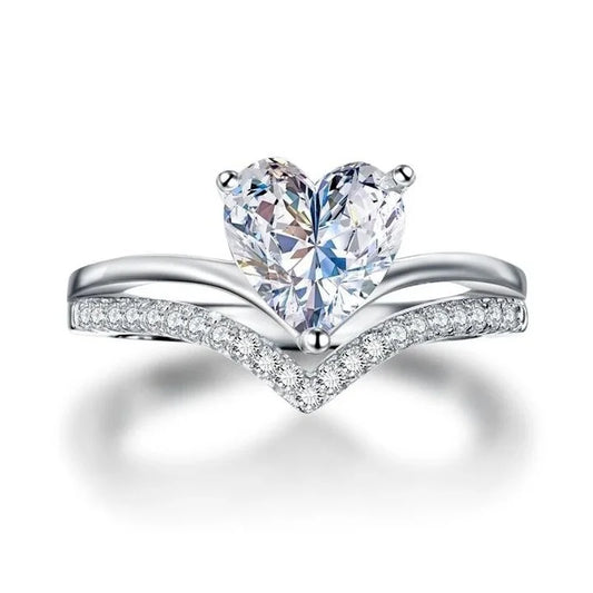 Un Solo Latido: Anillo en Plata con Solitario en Forma de Corazón