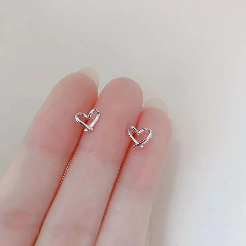 Pequeños Destellos: Mini Studs en Plata con Diseños Delicados