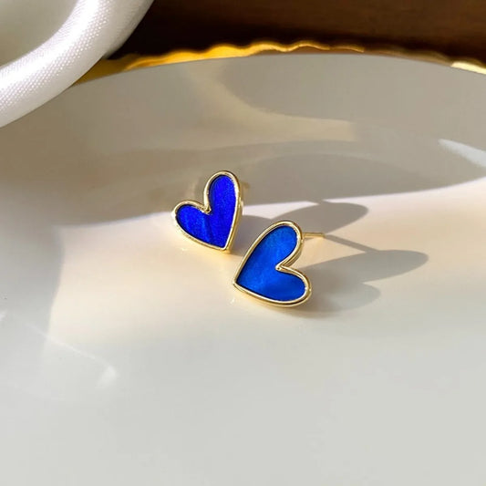Corazones con Color: Mini Studs Esmaltados en Azul, Negro o Blanco
