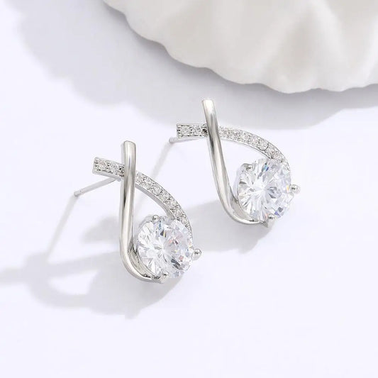 Cruce de Luz: Mini Pendientes con Diseño Cruzado y Brillante Central