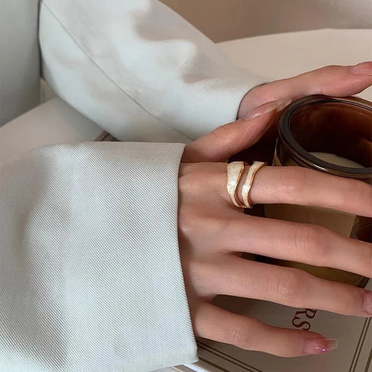 Trazos de Estilo: Anillo Abierto en Plata con Doble Capa Esmaltada
