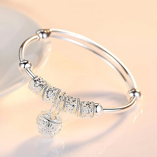 Charms de Vida: Pulsera Bangle Ajustable en Plata con Dijes Colgantes