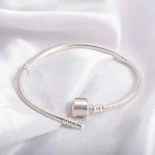 Detalle Final: Pulsera en Plata con Cierre Cilíndrico Elegante