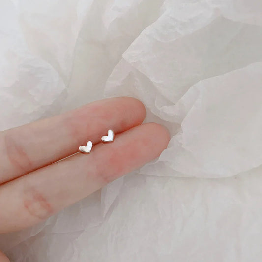 Pequeños Destellos: Mini Studs en Plata con Diseños Delicados