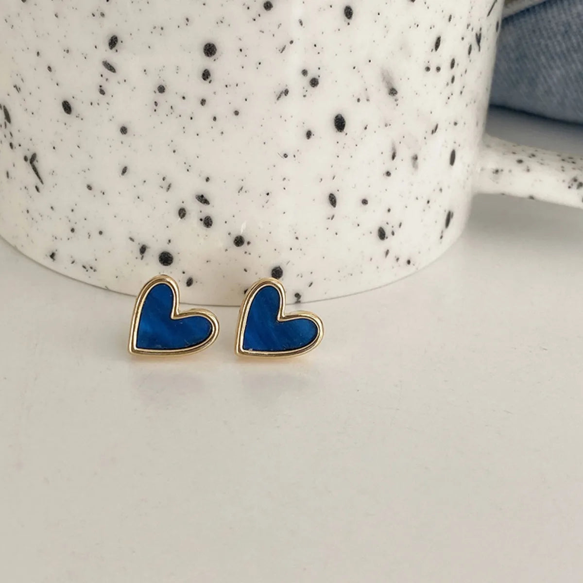 Corazones con Color: Mini Studs Esmaltados en Azul, Negro o Blanco