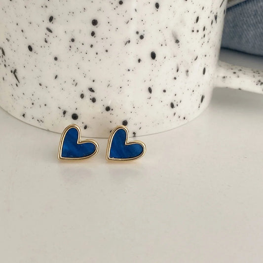 Corazones con Color: Mini Studs Esmaltados en Azul, Negro o Blanco