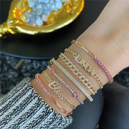 Arte en Movimiento: Pulsera en Plata con Zirconias Variadas y Detalles en Cadenas