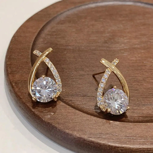 Cruce de Luz: Mini Pendientes con Diseño Cruzado y Brillante Central