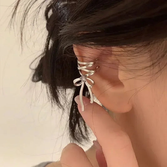 Lazo de Encanto: Ear Cuff con Diseño de Moño