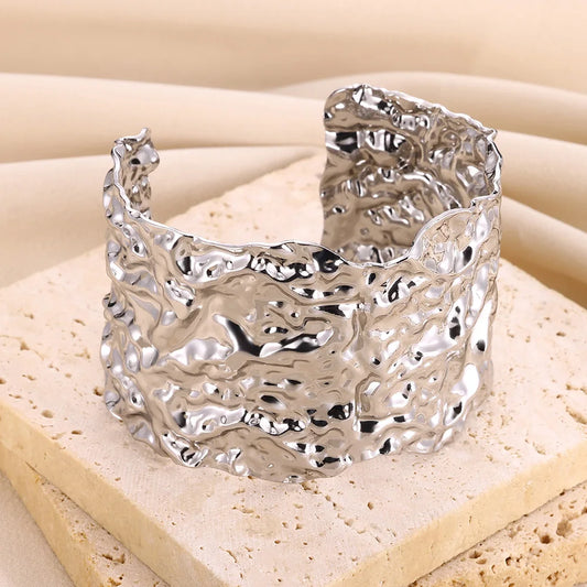 Forma Libre: Pulsera Maciza Hecha a Mano en Plata u Oro con Ancho Irregular