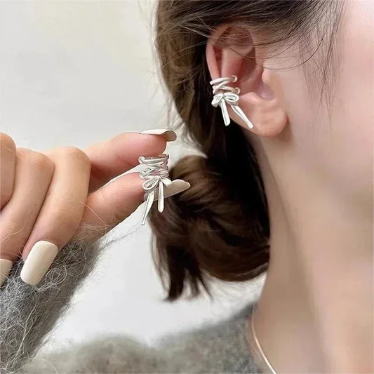 Lazo de Encanto: Ear Cuff con Diseño de Moño