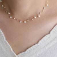 Luz Delicada: Collar Fino con Perlas o Zirconias