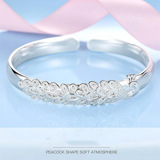 Alas de Plata: Pulsera Abierta con Detalles de Plumas