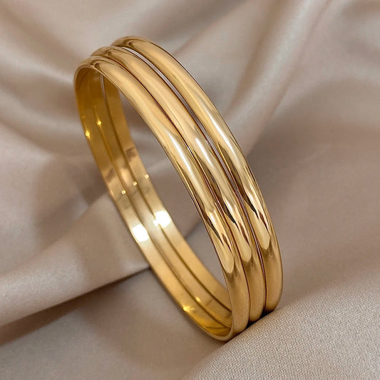 Trinidad Dorada: Bangle de Tres Aros Unidos en Acabado Oro