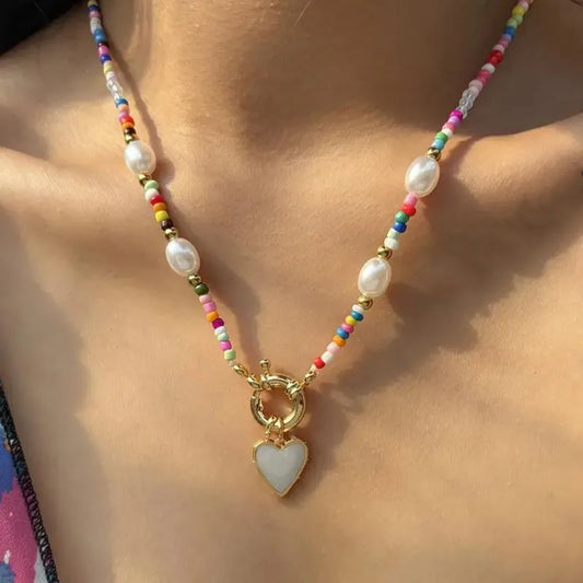 Joya Viva: Collar con Mezcla de Perlas y Detalles Decorativos