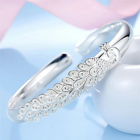 Alas de Plata: Pulsera Abierta con Detalles de Plumas