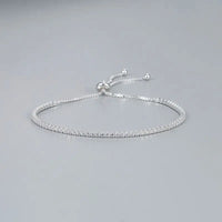 Encaje Perfecto: Pulsera Ajustable en Plata con Zirconias