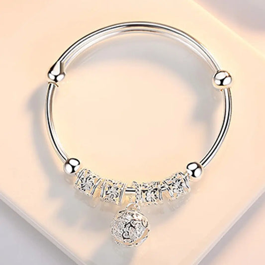 Charms de Vida: Pulsera Bangle Ajustable en Plata con Dijes Colgantes