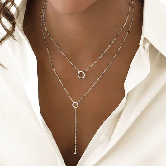 Doble Armonía: Collar de Dos Capas con Colgante en Forma de Círculo