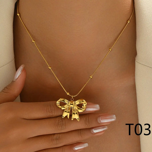 Lazo Dorado: Collar con Colgante en Forma de Moño